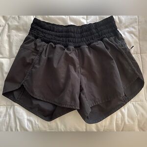 Lululemon Tracker Short Black Size 6 3.5 in Inseam
